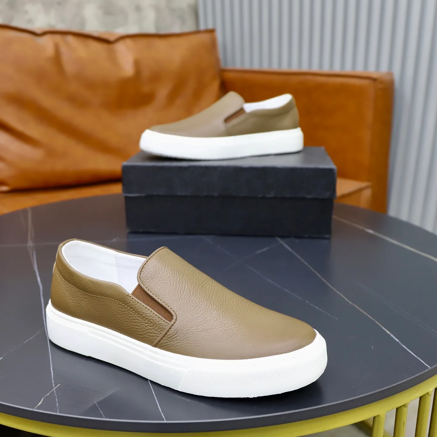 Ex-factory price: 420💰🙅‍♂️🙅‍♂️🙅‍♂️ Brand: PRADA Standard code: 38–44 (45 can be customized) Grade: Same as the official website Material: Original cowhide fabric Comfortable pigskin lining Lightweight wear-resistant outsole Style category: Men's fashionable casual shoes and boots Running sports shoes Distinguished luxury brand elements Top luxury Color: actual picture color